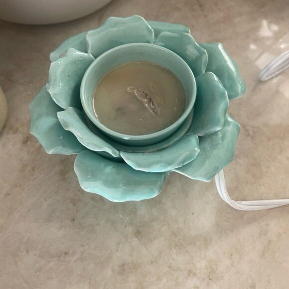 Scentsy petal green element wax warmer - Picture 4 of 11